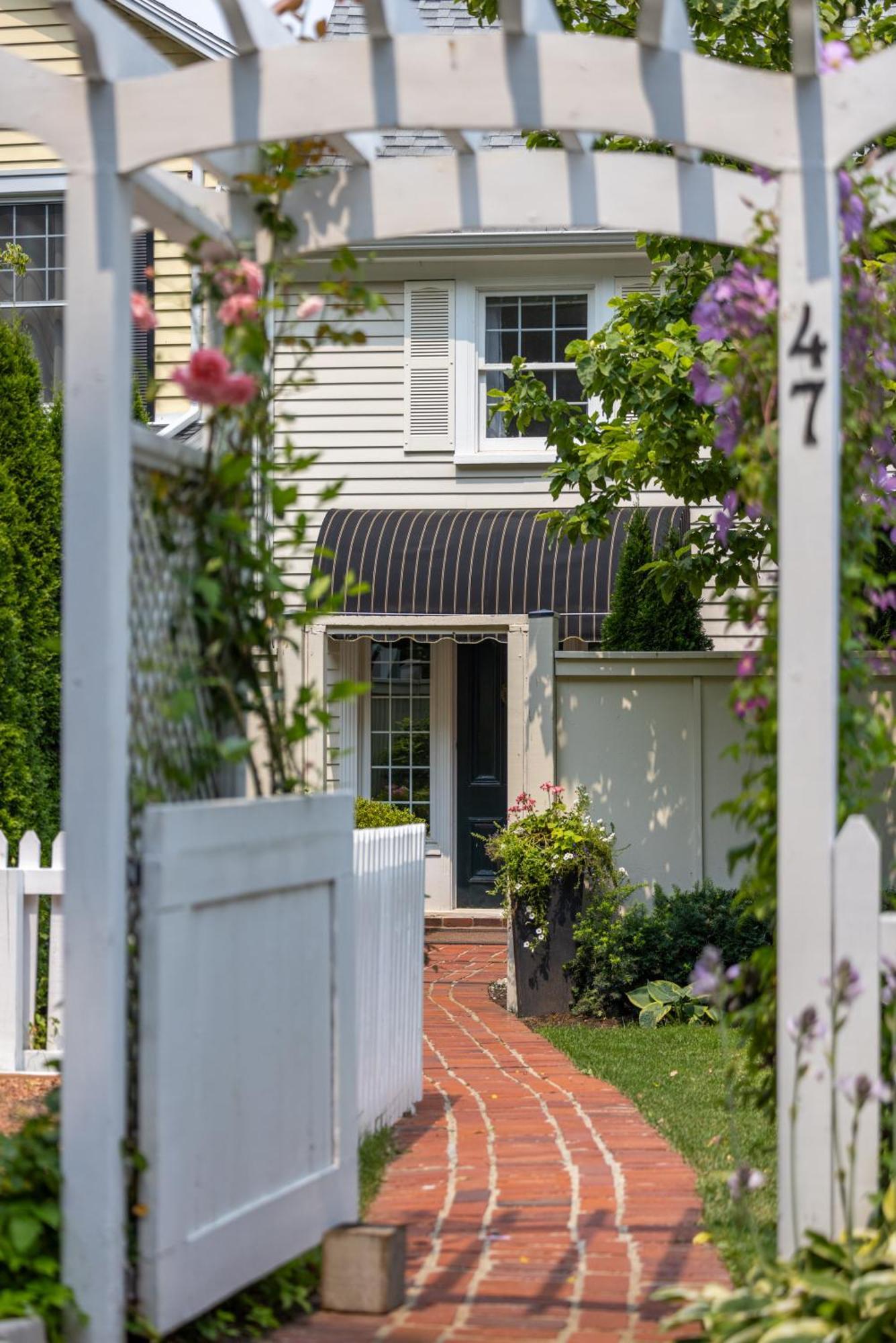Hummingbird Haven Luxury With Terrace & Seasonal Views Located In Historic Old Town Bed & Breakfast Niagara-on-the-Lake