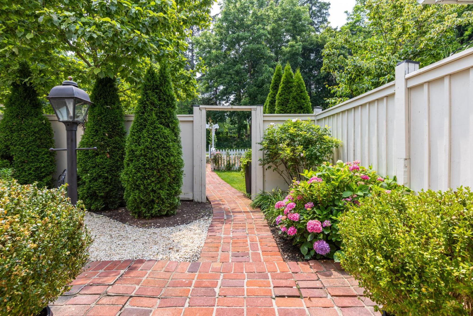 Bed & Breakfast Hummingbird Haven Luxury With Terrace & Seasonal Views Located In Historic Old Town