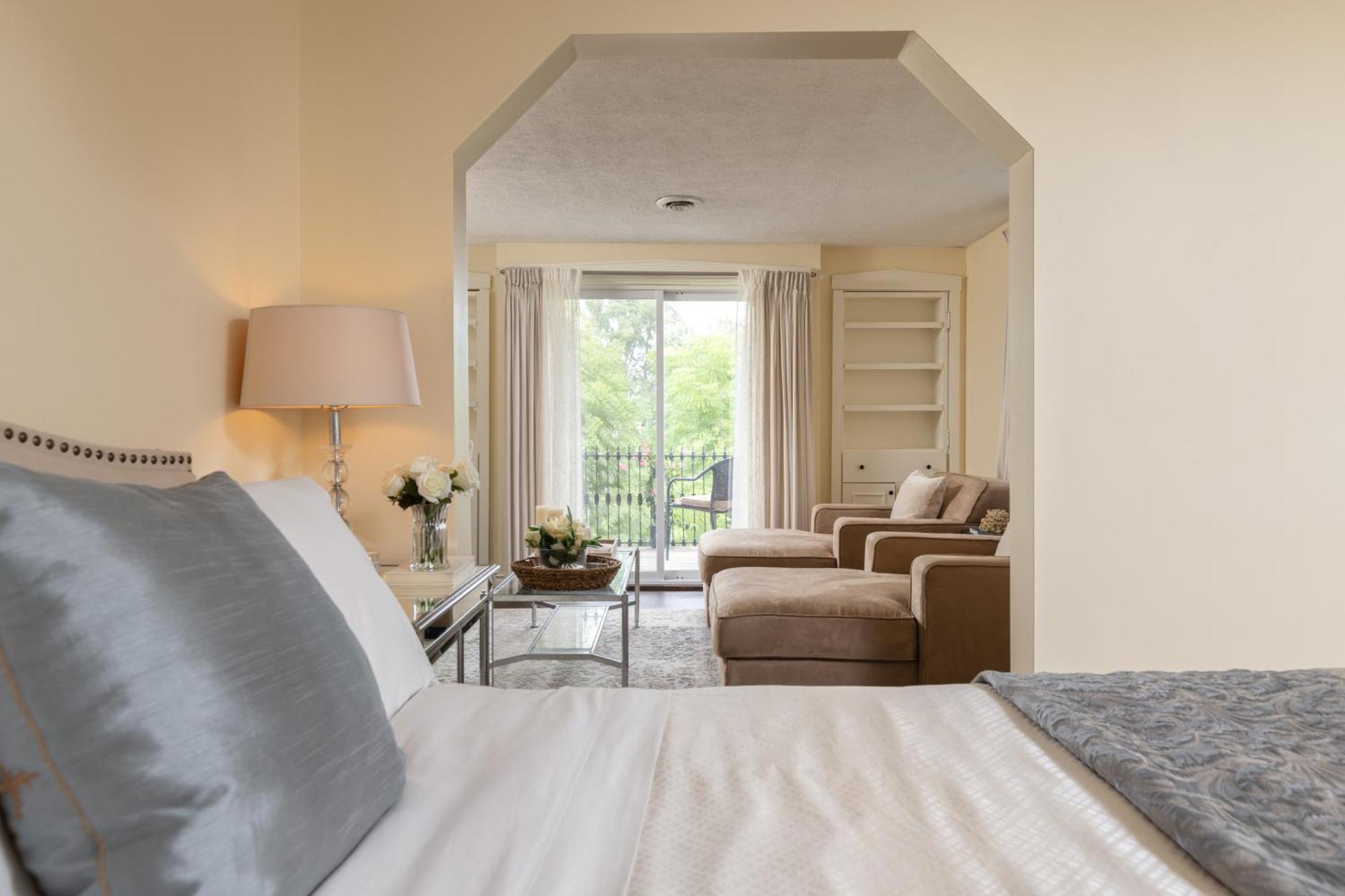 Bed & Breakfast Hummingbird Haven Luxury With Terrace & Seasonal Views Located In Historic Old Town