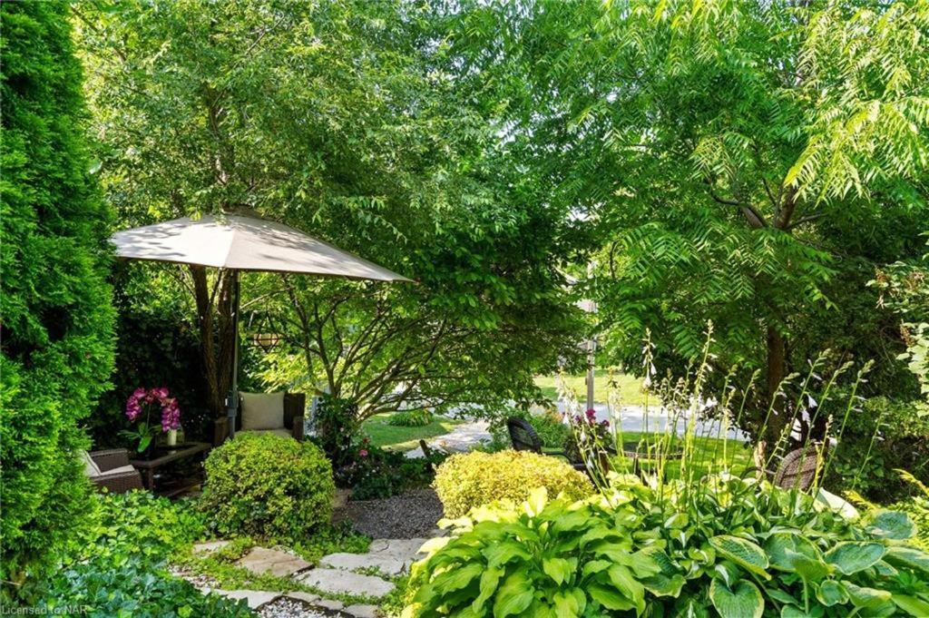 Bed & Breakfast Hummingbird Haven Luxury With Terrace & Seasonal Views Located In Historic Old Town